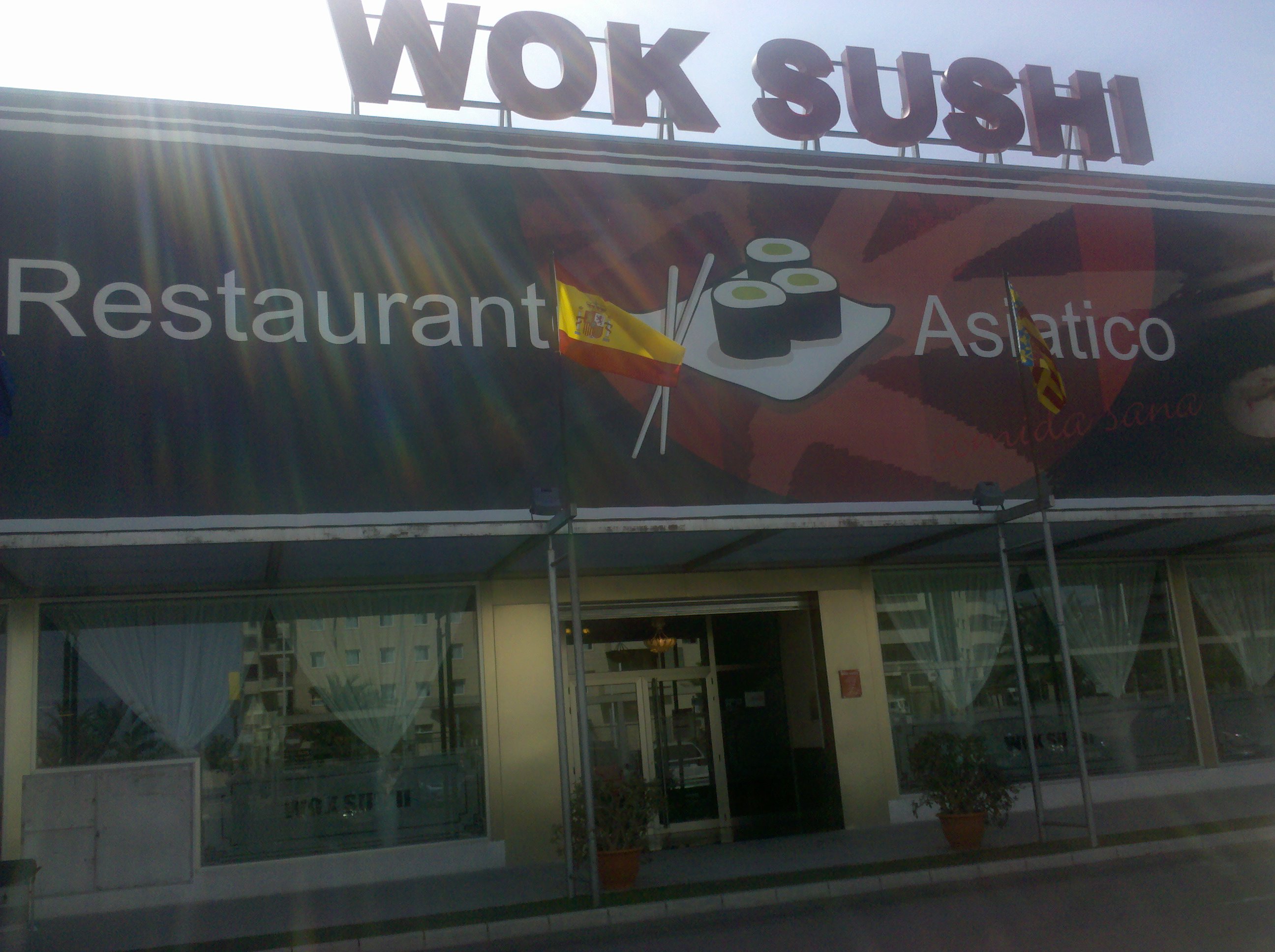 Puerta de sushi Wok en Elche